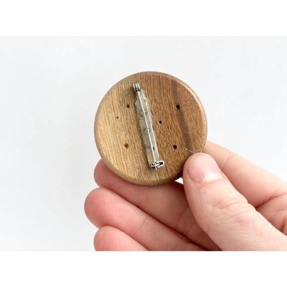 Seagull Figural Hand Painted Circular Shaped Solid Wood Vintage Brooch Pin - Picture 4 of 10